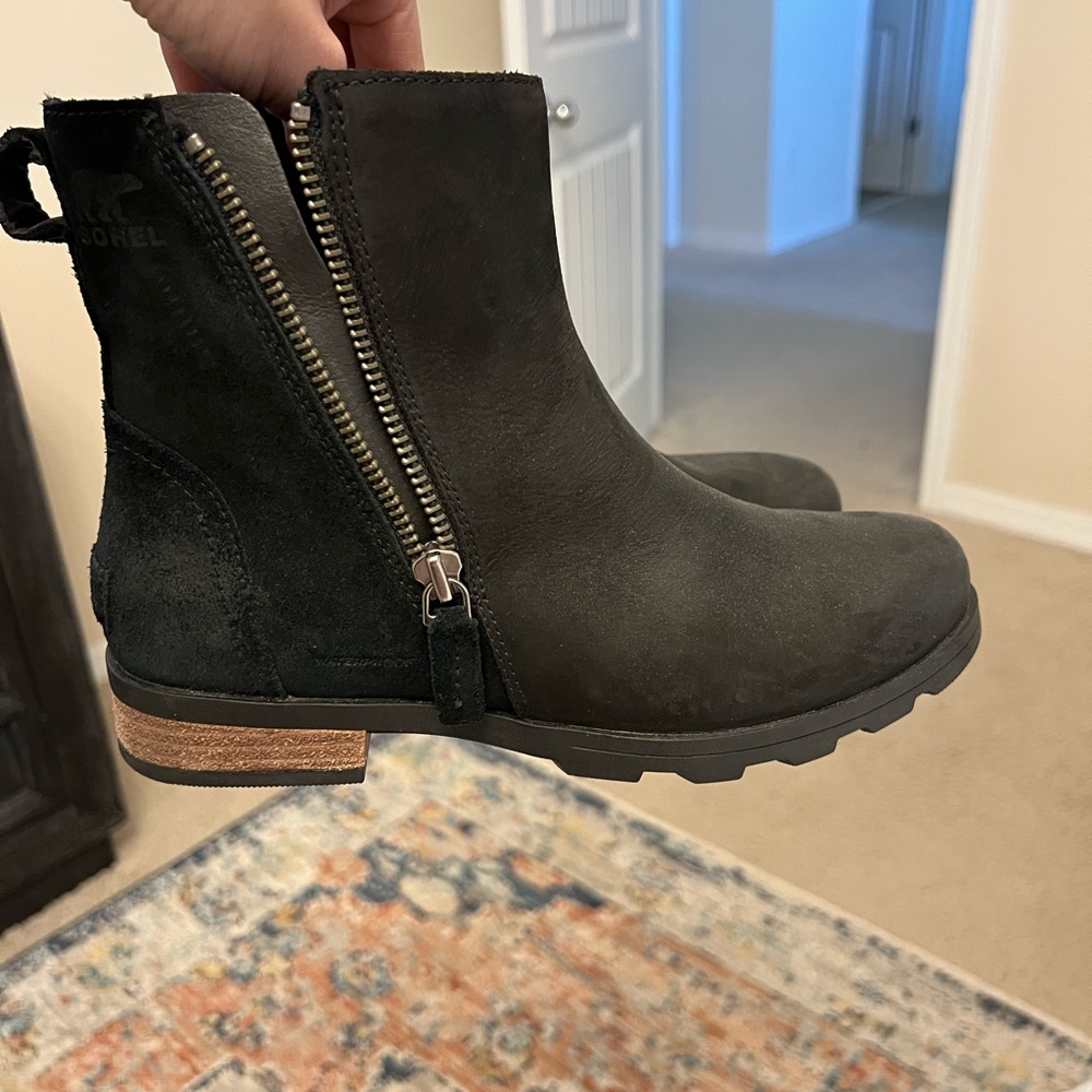 Like new Sorel black boots size 8